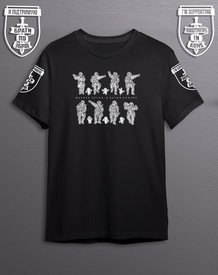 Чорна футболка з принтом "Танцюючі воїни"